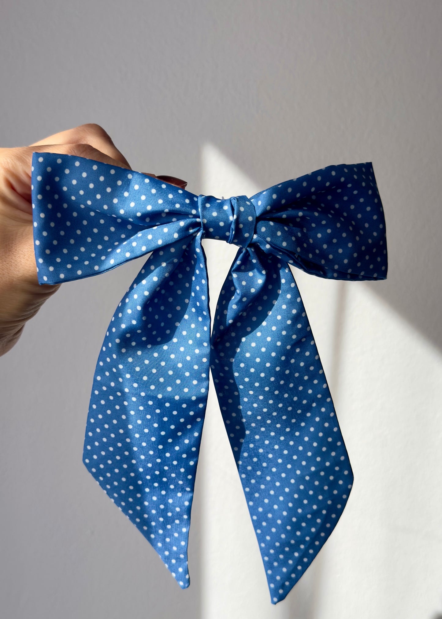 Concetta Bow – Klassische blaue Polkapunkte mit einem Hauch von Selbstbewusstsein