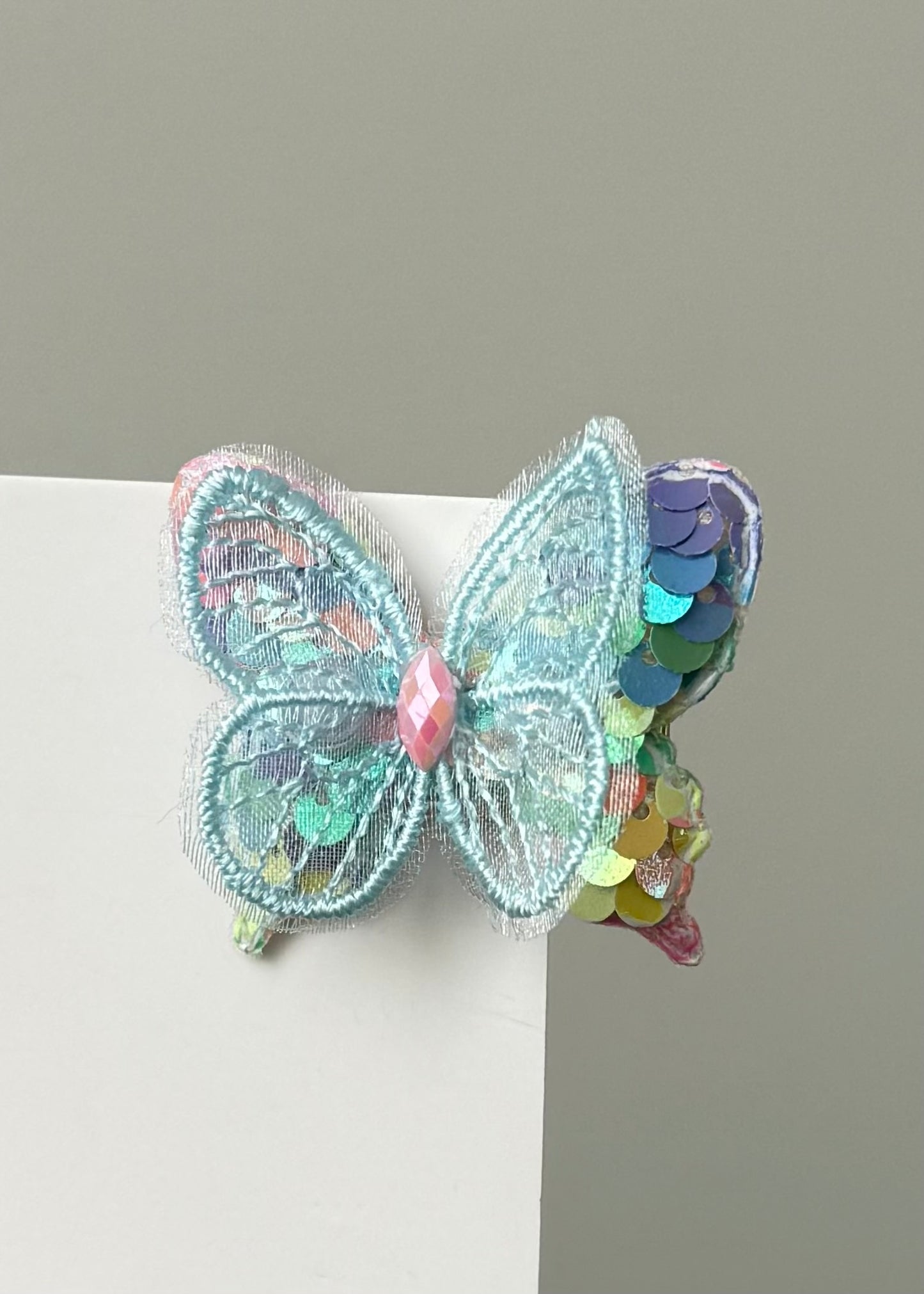 Fermaglio per capelli a forma di farfalla iridescente