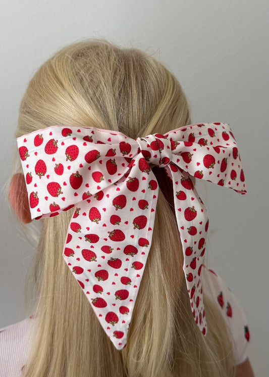 Fiorella Bow – Strawberry Delight with a Whimsical Touch