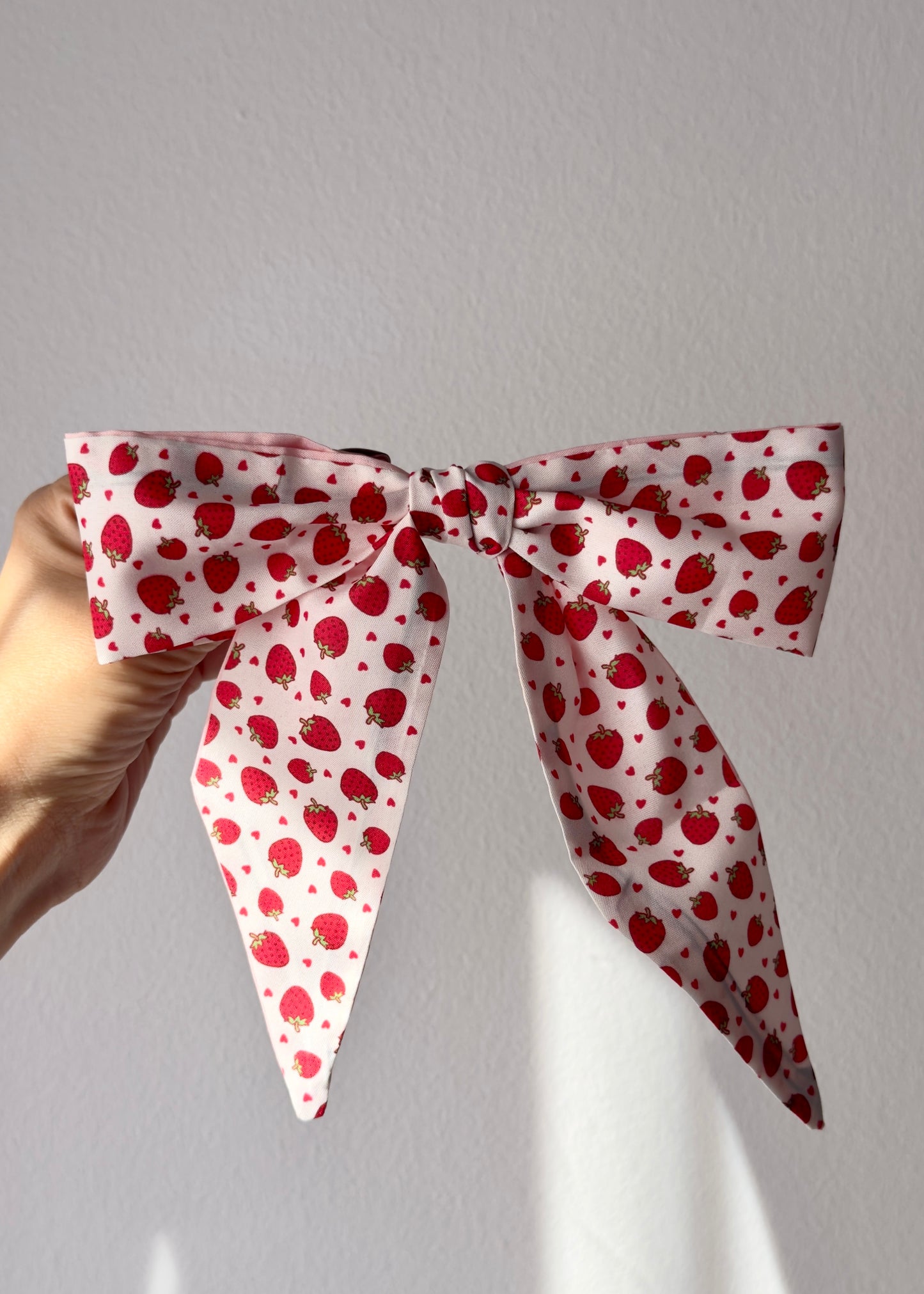 Fiorella Bow – Erdbeergenuss mit einer verspielten Note