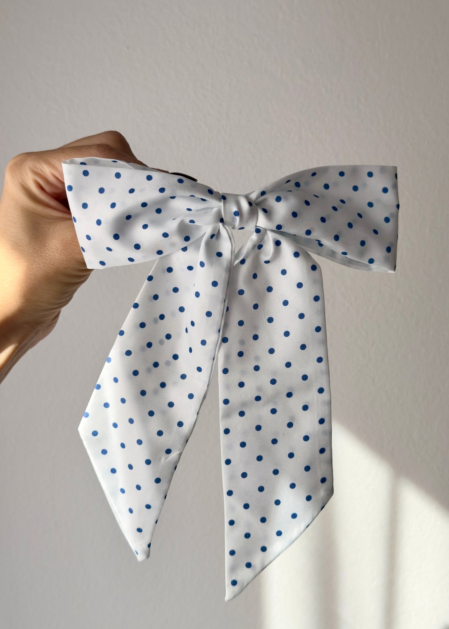 Celeste Bow – Verspielte Eleganz in blauen Polka Dots