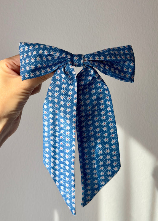 Eleonora Bow – Blue Daisy Print with Timeless Whimsy
