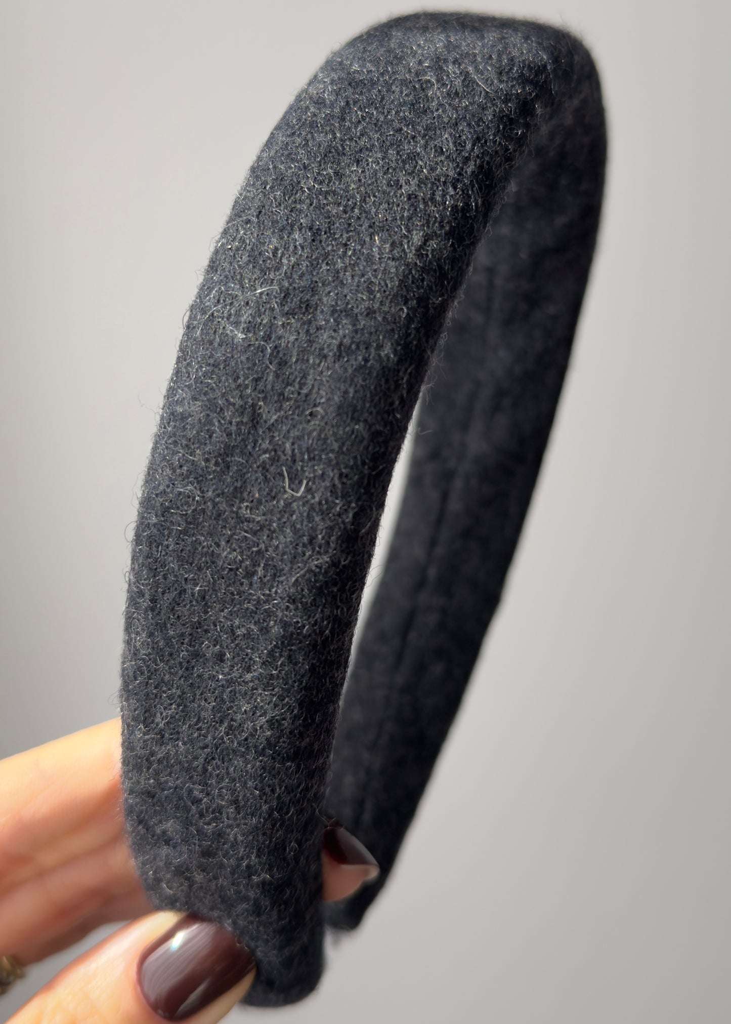 Annunziata Wollstirnband – Quiet Power in Schwarz