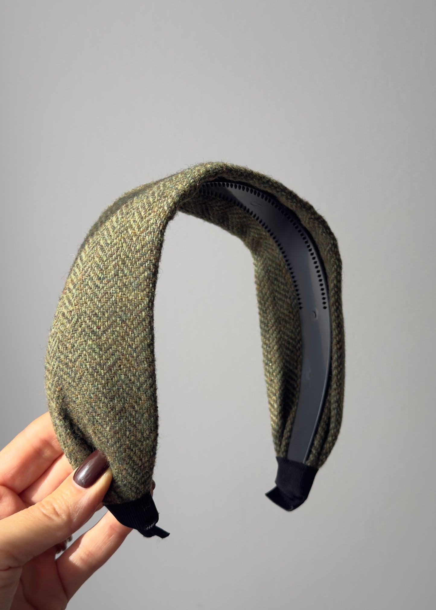 Bianca Tweed-Stirnband – Natürliche Eleganz in Olivgrün