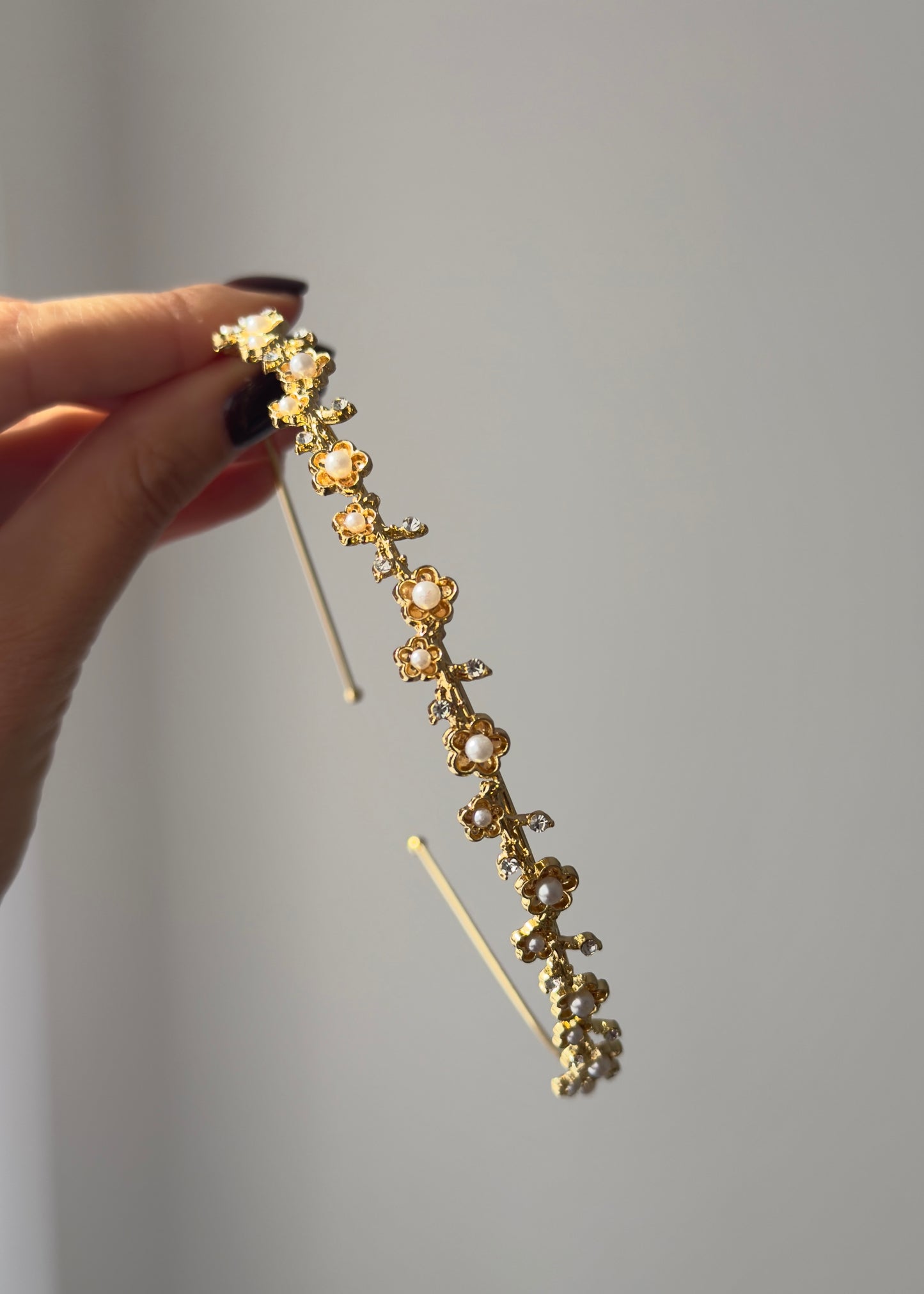 Carla Pearl Blumenhaarband – Goldene Anmut mit einem Hauch von Licht