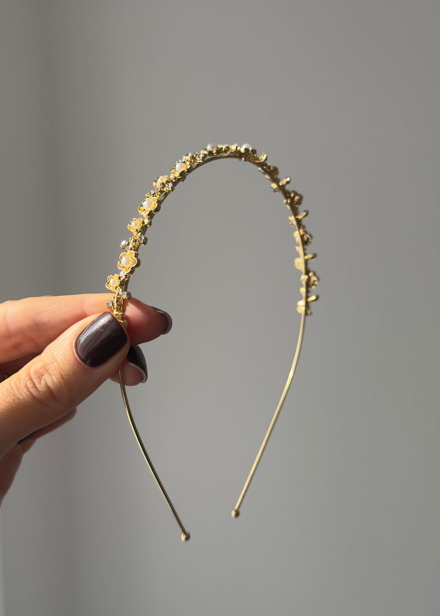 Carla Pearl Blumenhaarband – Goldene Anmut mit einem Hauch von Licht