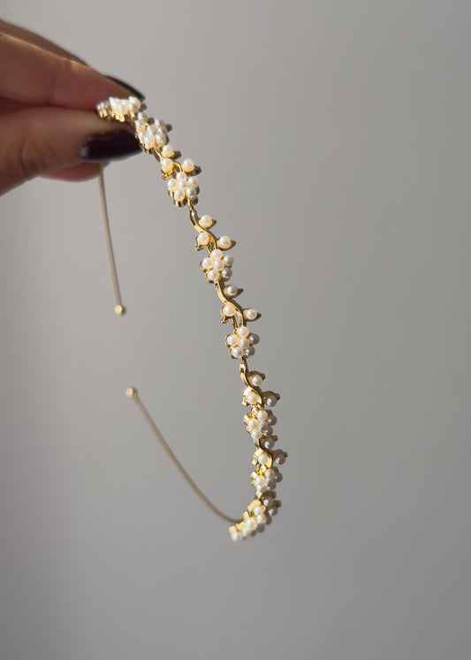 Caterina Perlblumen-Haarreif – Zarte Blüte in Gold