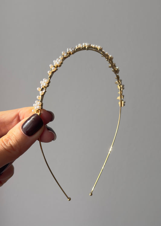 Caterina Perlblumen-Haarreif – Zarte Blüte in Gold