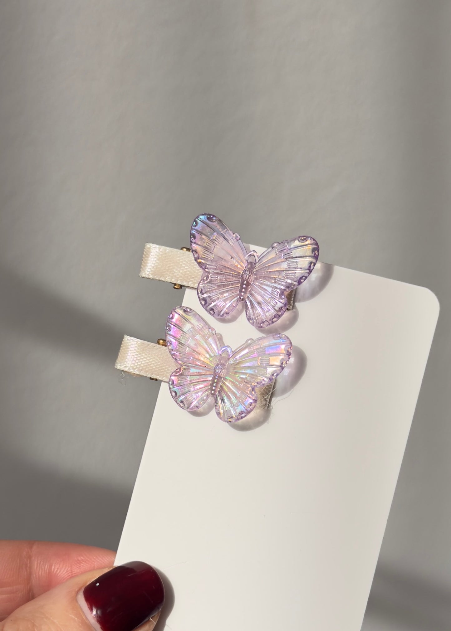 Set mit schillernden Schmetterlingshaarspangen