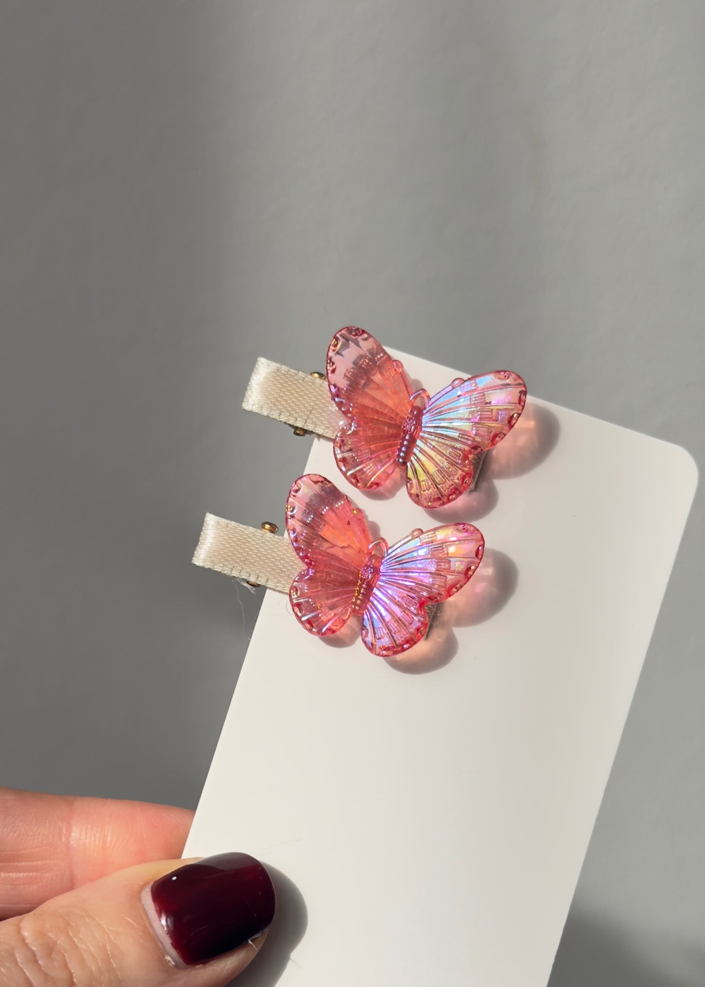 Set mit schillernden Schmetterlingshaarspangen