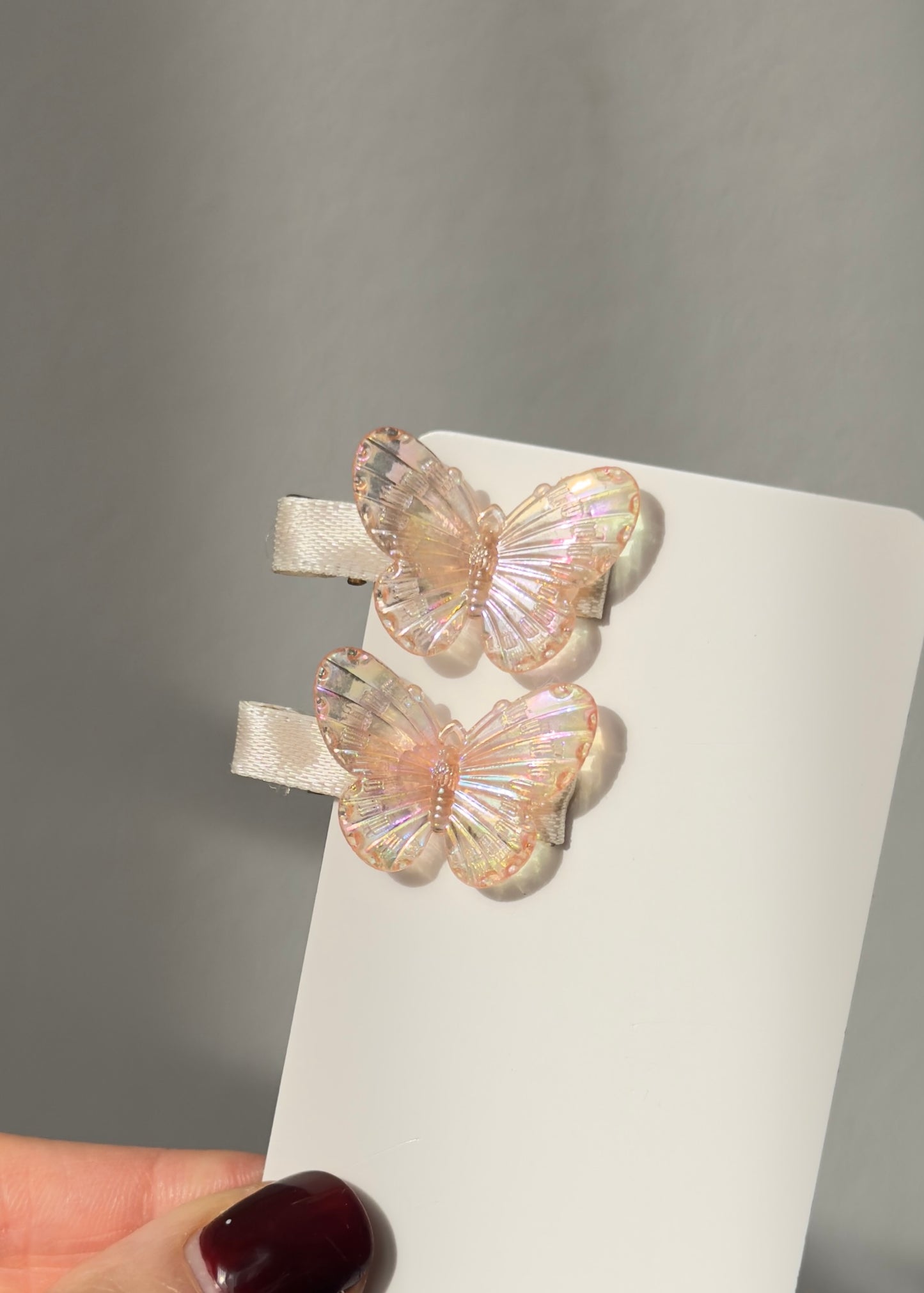 Set mit schillernden Schmetterlingshaarspangen