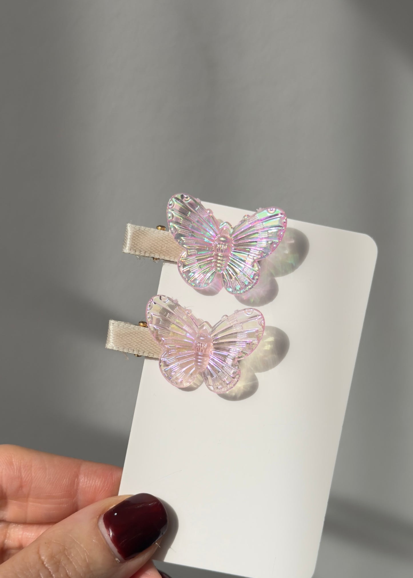 Set mit schillernden Schmetterlingshaarspangen