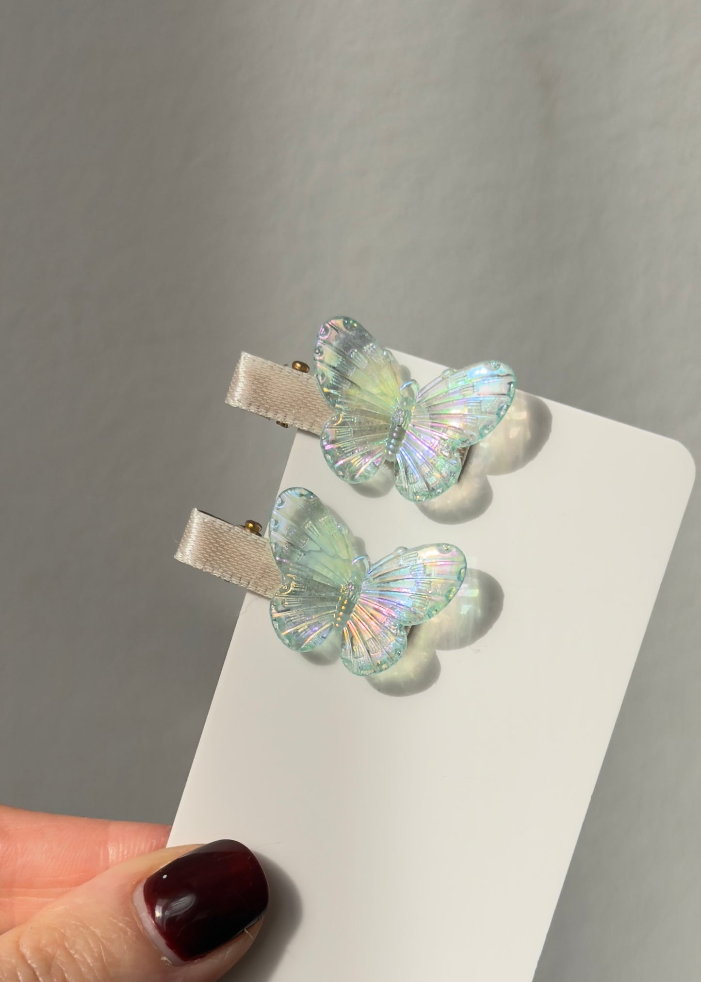 Set mit schillernden Schmetterlingshaarspangen