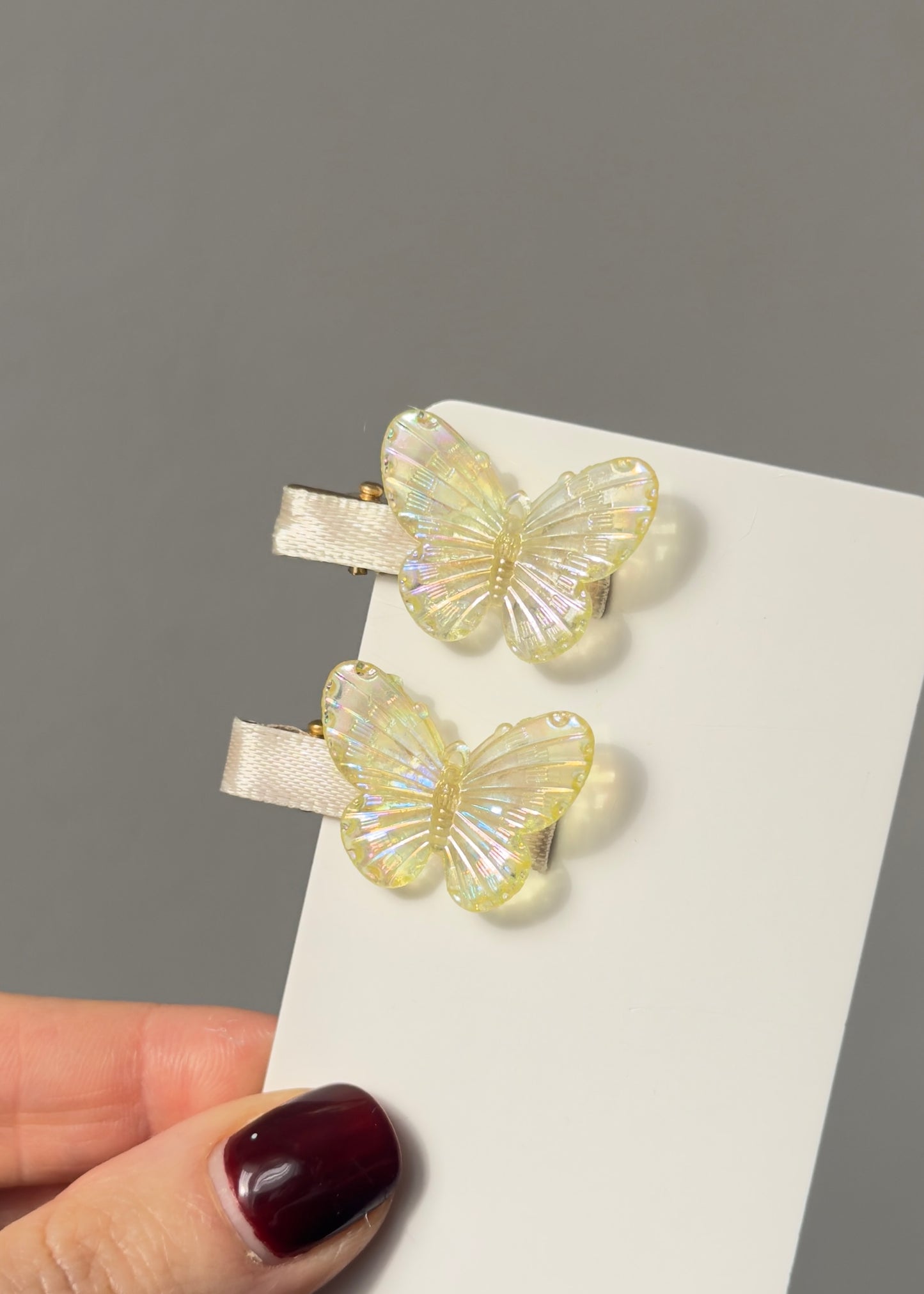 Set mit schillernden Schmetterlingshaarspangen