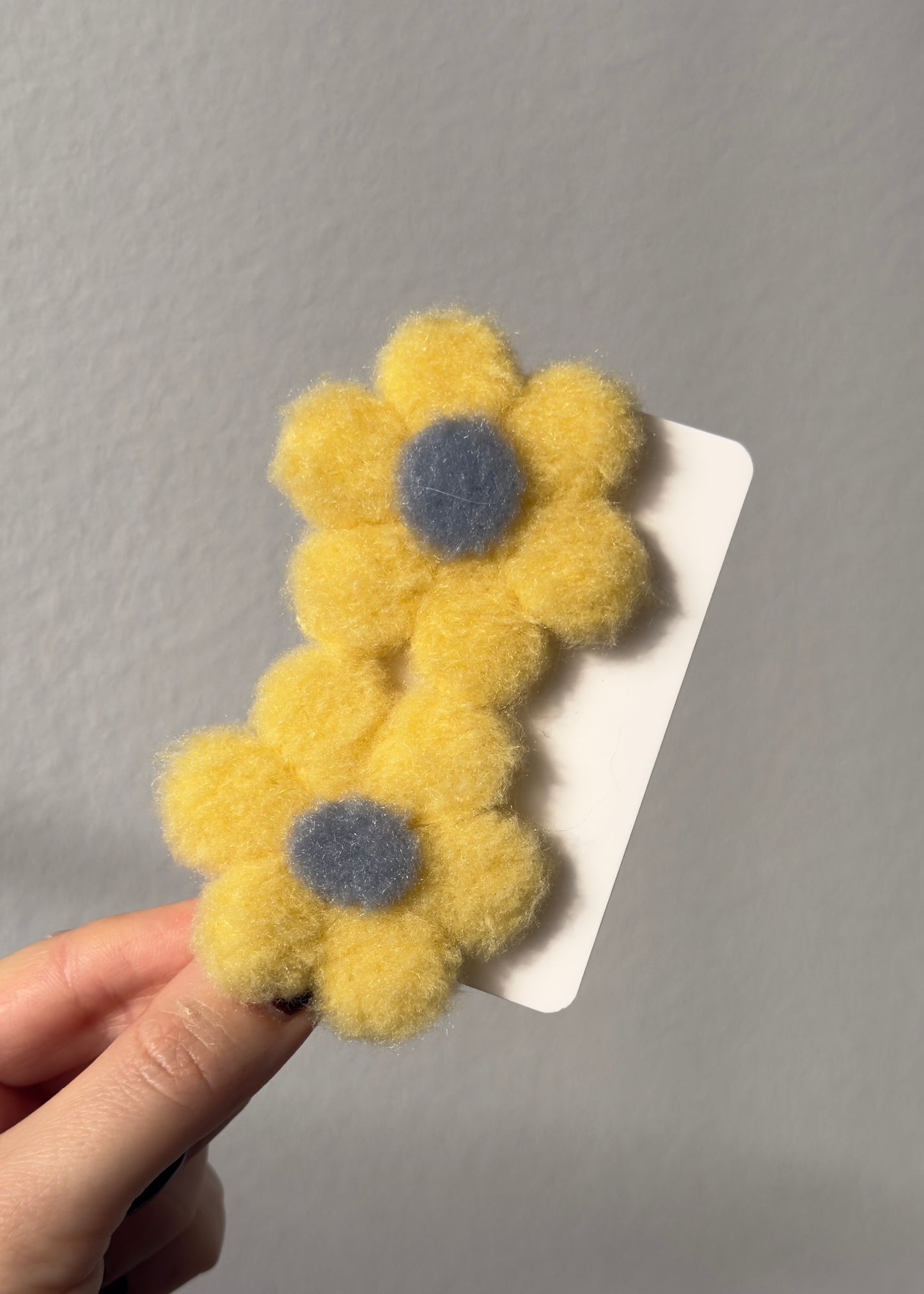 Flauschige Haarspangen mit pastellfarbenen Blumen, 2er-Set