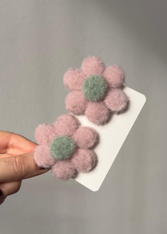 Flauschige Haarspangen mit pastellfarbenen Blumen, 2er-Set