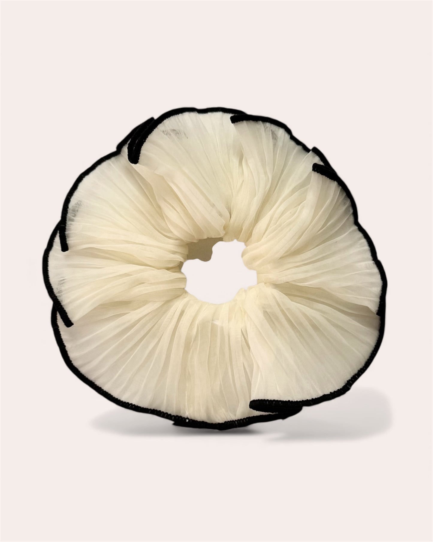 Florence Ivory Organza-Haargummi mit Rüschen und schwarzem Rand – Übergroßes monochromes Haargummi