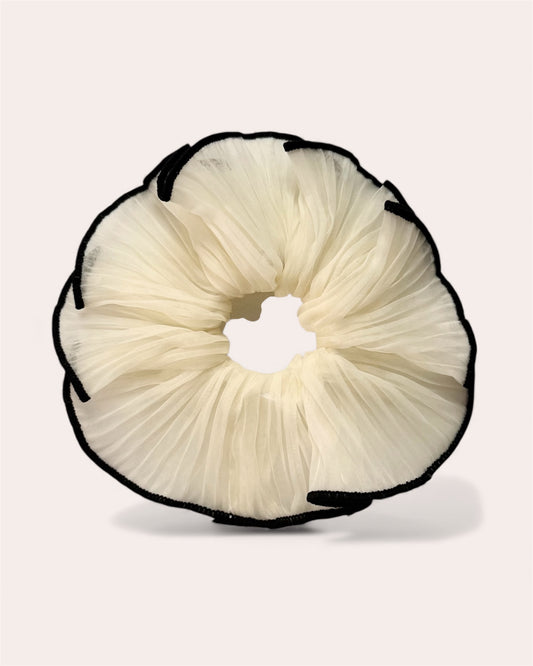 Florence Ivory Organza-Haargummi mit Rüschen und schwarzem Rand – Übergroßes monochromes Haargummi