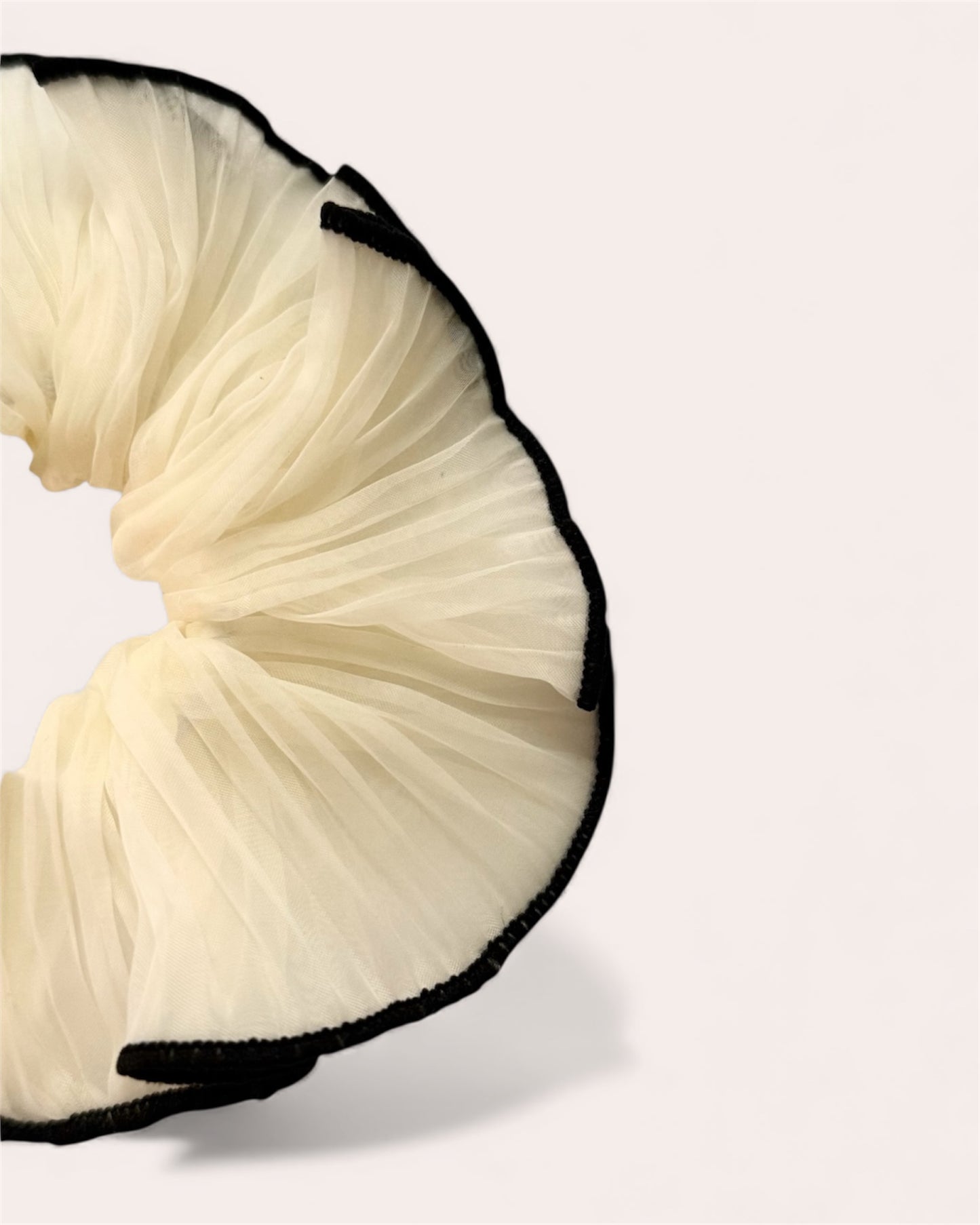 Florence Ivory Organza-Haargummi mit Rüschen und schwarzem Rand – Übergroßes monochromes Haargummi