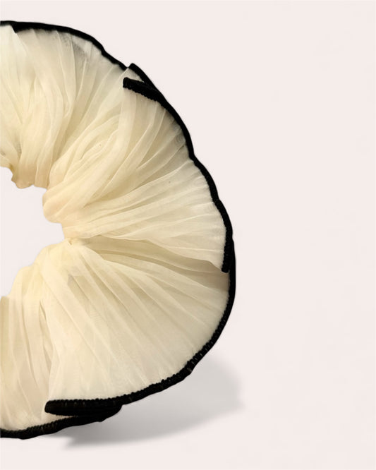Florence Ivory Organza-Haargummi mit Rüschen und schwarzem Rand – Übergroßes monochromes Haargummi