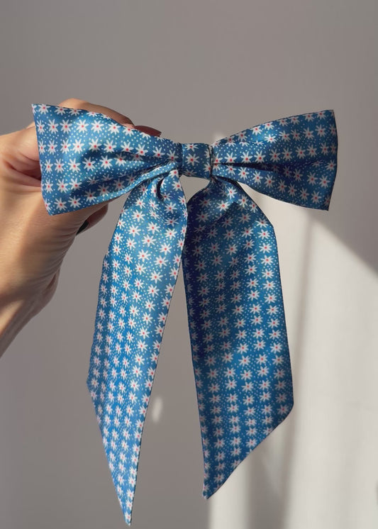 Eleonora Bow – Blue Daisy Print with Timeless Whimsy